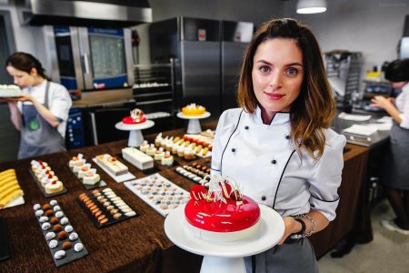 Помощник кондитера