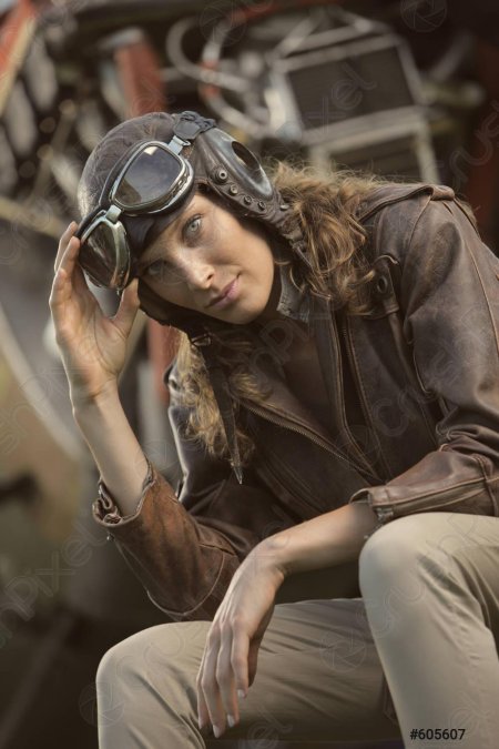 Девушка авиатор
