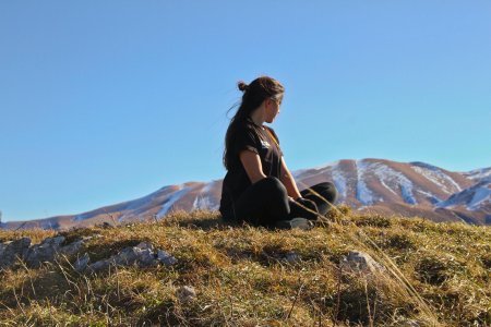 Девушка на фоне гор