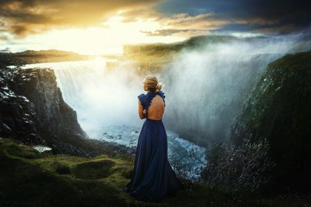 Девушка у водопада