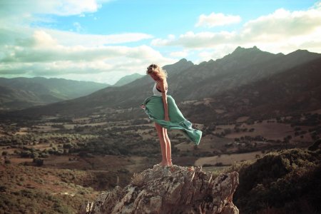 Девушка стоит на скале