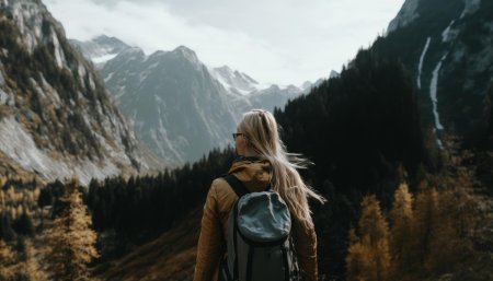 Девушка с рюкзаком в горах