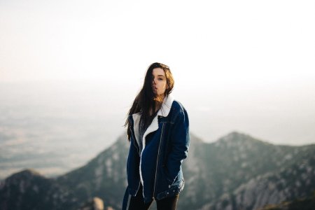 Брюнетка в горах