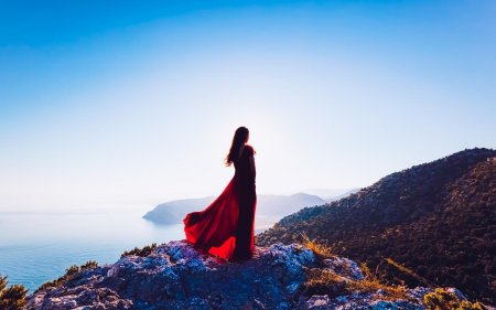 Девушка в красном платье