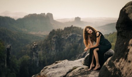 Красивая девушка в горах