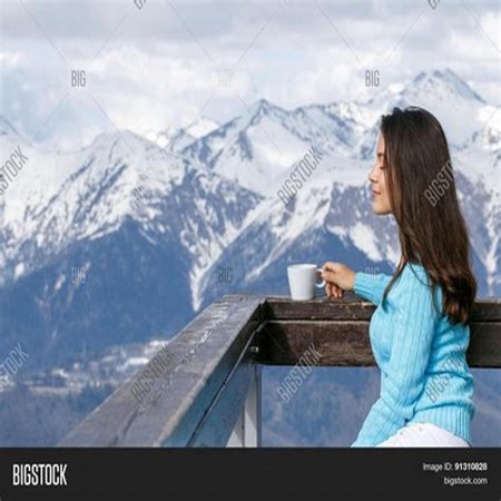 Девушка в горах пьет чай