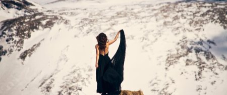 Девушка на обрыве