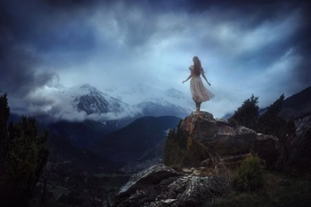 Девушка на обрыве