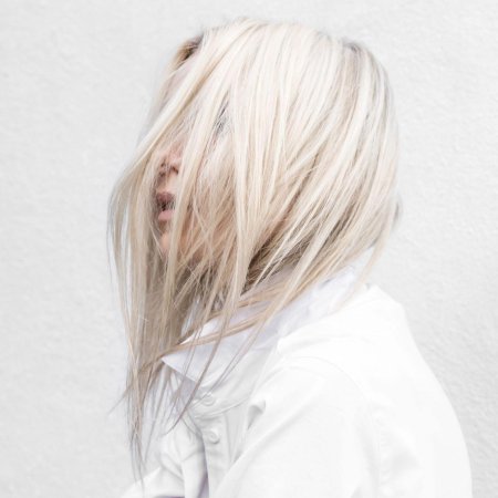 Белые волосы