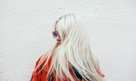 Красивая девушка с белыми волосами