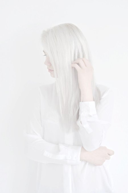 Девушка с белыми волосами