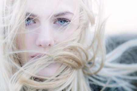 Девушка с белыми волосами