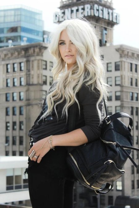 Стильная блондинка