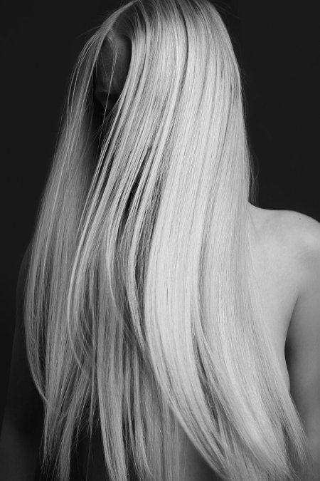 Девушка с длинными белыми волосами