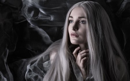 Девушка с длинными белыми волосами