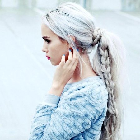 Девушка с белыми волосами