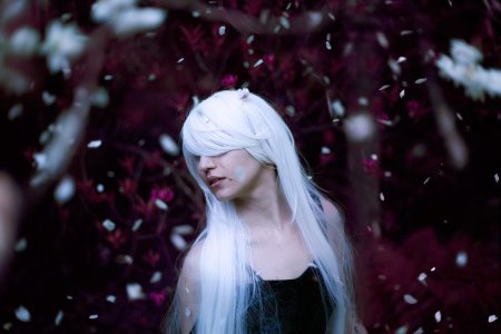 Девушка с белыми волосами
