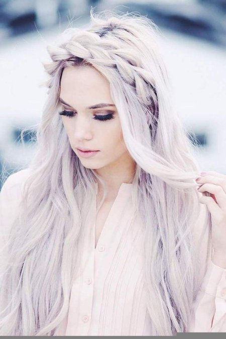 Девушка с белыми волосами