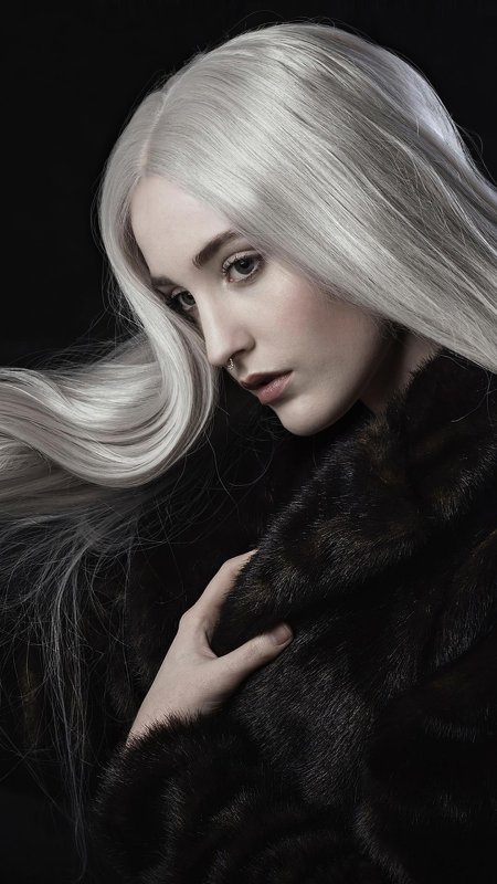 Девушка с длинными белыми волосами