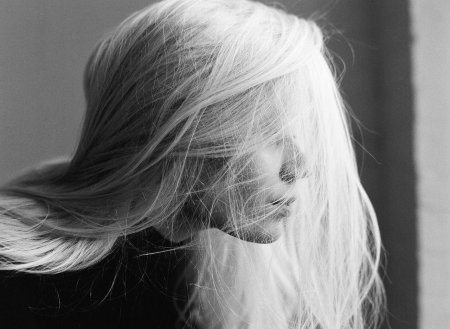 Белые волосы