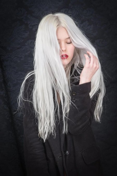 Белые волосы