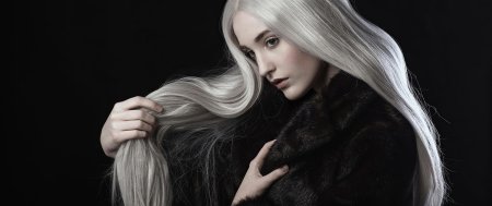 Девушка с длинными белыми волосами