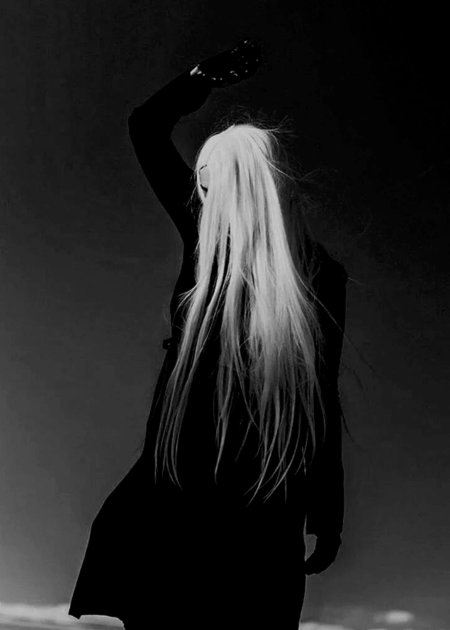 Девушка с длинными белыми волосами