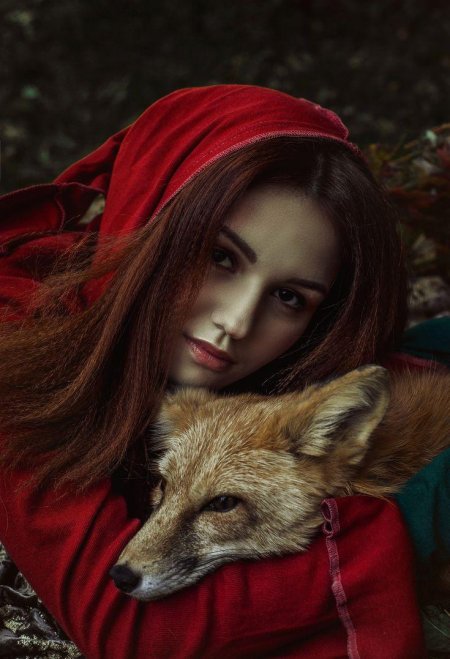 Девушка с лисой