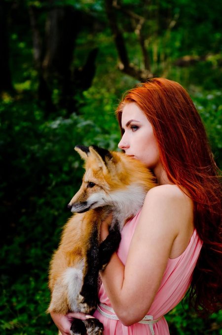 Рыжая девушка с лисой