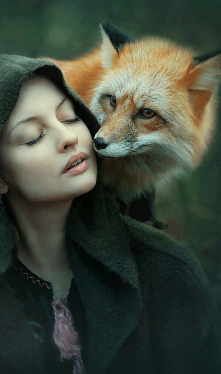 Девушка с лисой