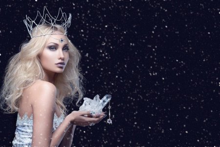 Девушка в короне