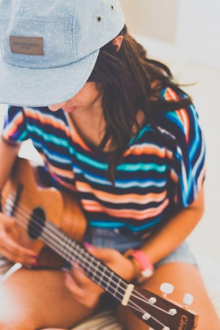 Девушка с укулеле