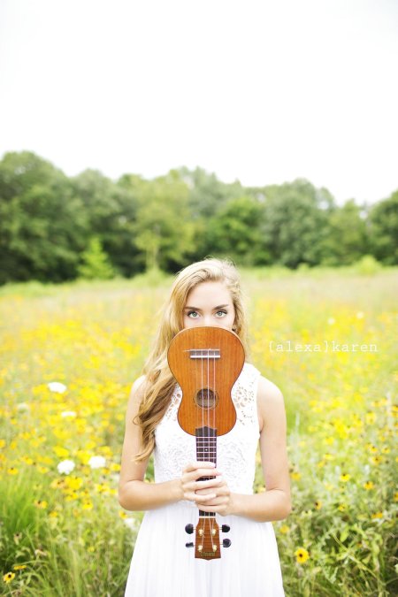 Девушка с укулеле