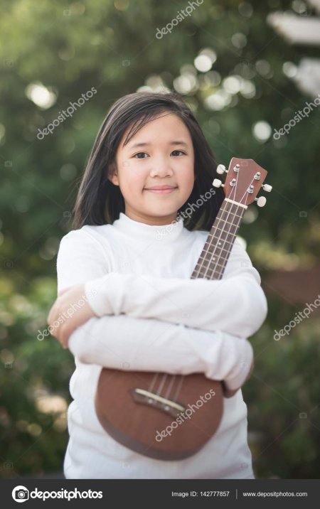 Девушка с укулеле