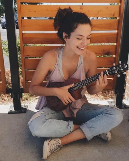 Девушка с укулеле