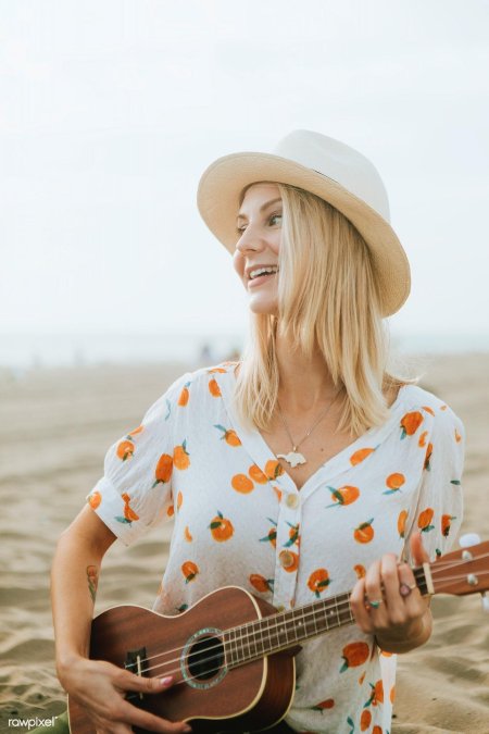 Девушка с укулеле