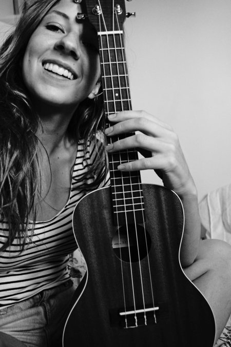 Девушка с укулеле