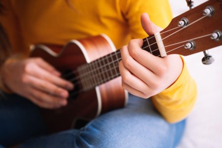 Игра на укулеле