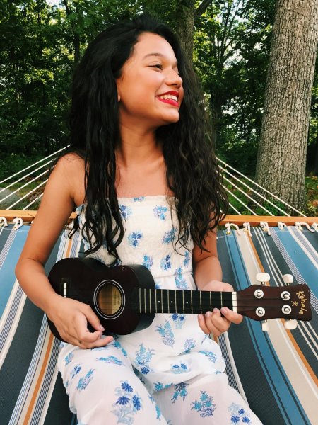 Девушка с укулеле