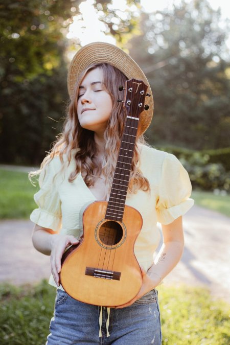 Девушка с укулеле