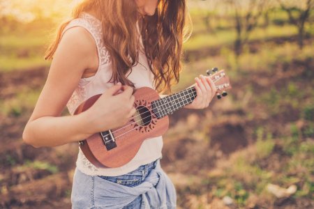 Девушка с укулеле