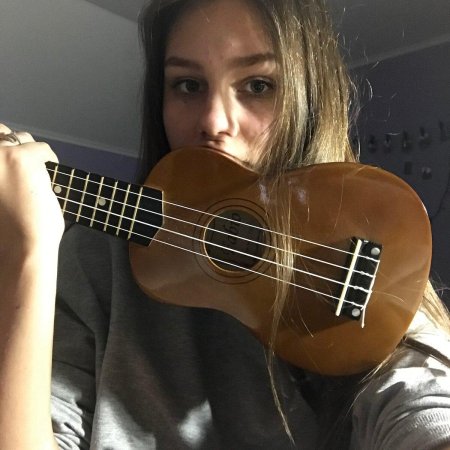 Девушка с укулеле