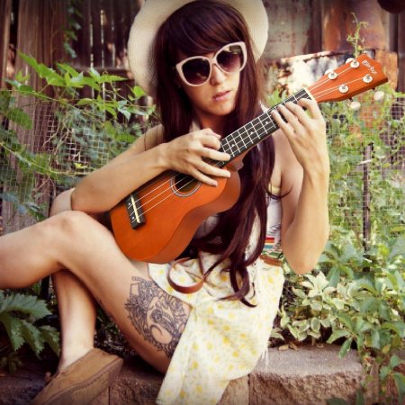 Девушка с укулеле