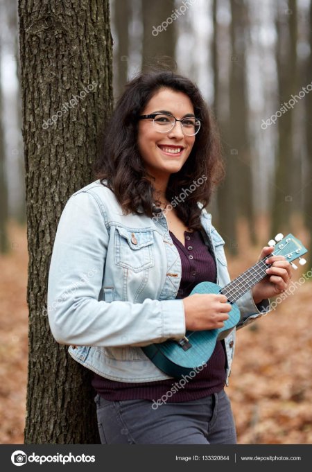 Девушка с укулеле