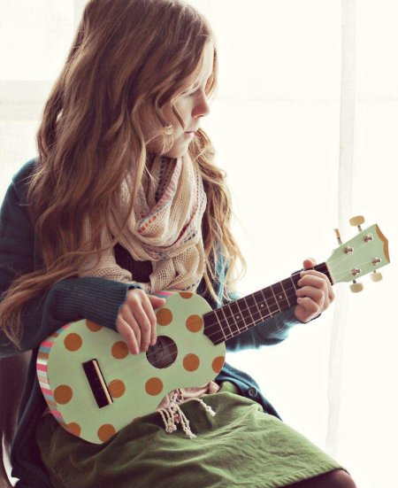 Девушка с укулеле