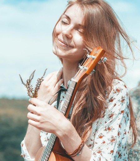 Девушка с укулеле