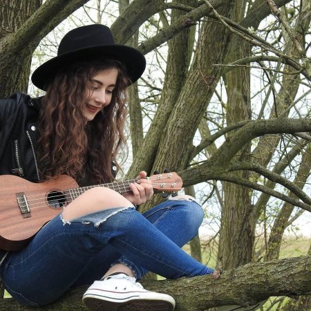 Девушка с укулеле