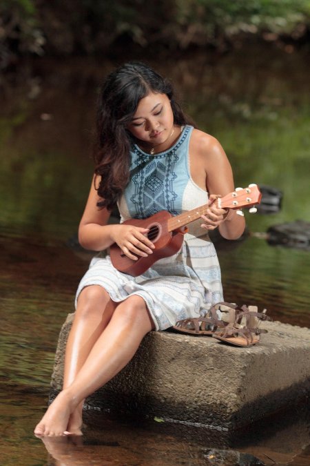 Девушка с укулеле