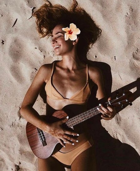 Девушка с укулеле