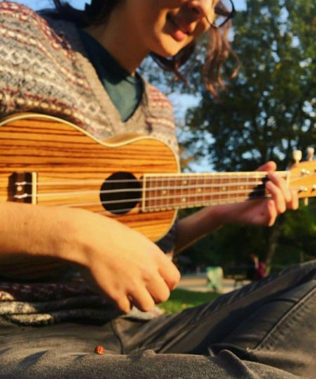 Девушка с укулеле